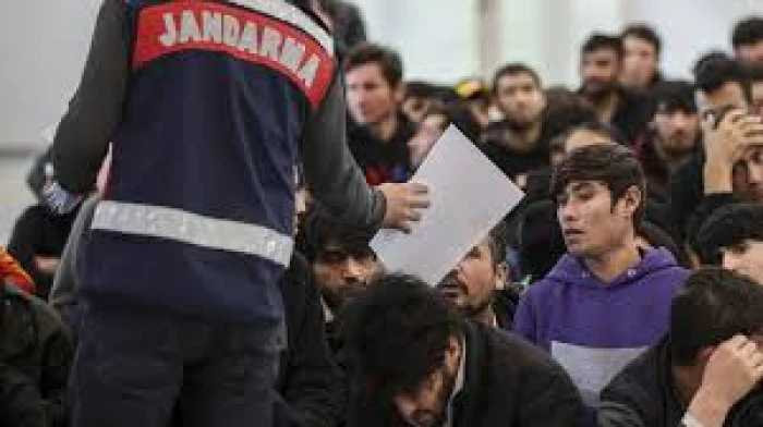 Antalya'da 50 düzensiz göçmen ile 9 göçmen kaçakçısı yakalandı