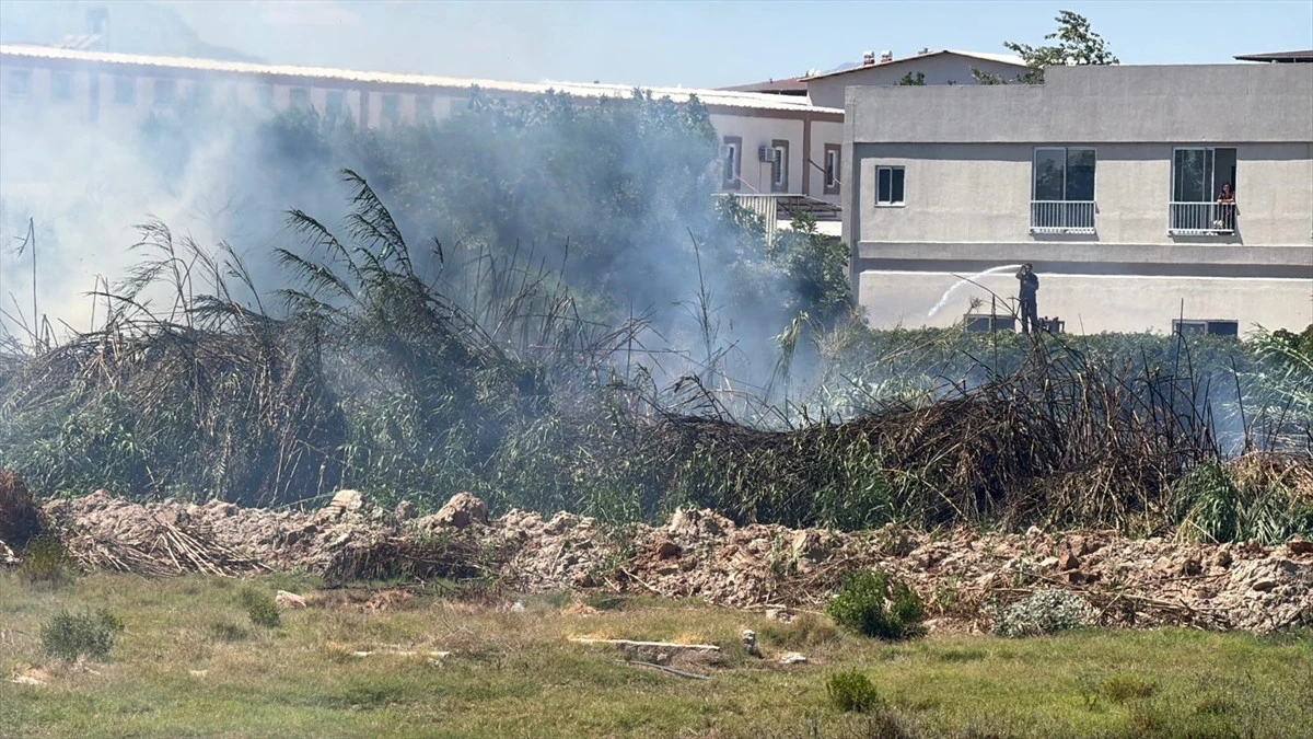 Antalya&rsquo;da &Ccedil;alılık Alanda Yangın Paniği: Alevler Ev ve İş Yerlerine Ulaşmadan S&ouml;nd&uuml;r&uuml;ld&uuml;