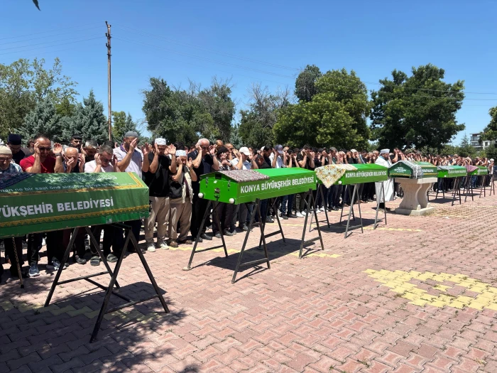 Antalya'daki kazada hayatını kaybeden 5 kişinin cenazeleri Konya'da defnedildi