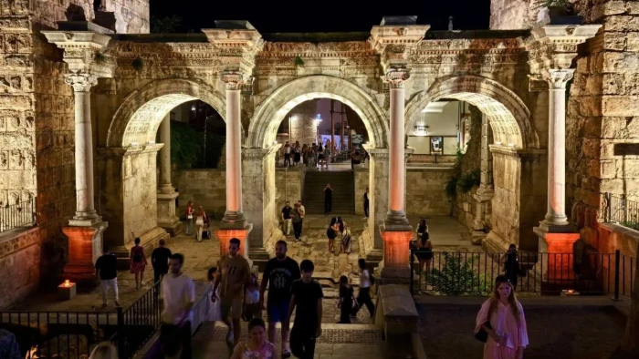 Antalya'daki tarihi Kalei&ccedil;i b&ouml;lgesinin geleceği zirvede ele alındı