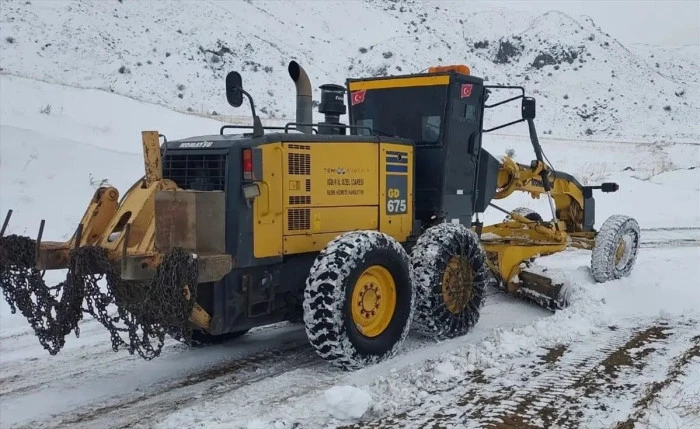 Ardahan'da kardan kapanan 38 k&ouml;y yolu ulaşıma a&ccedil;ıldı