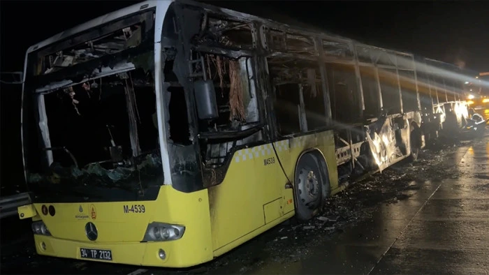 Arnavutköy'de yanan İETT otobüsü kullanılamaz hale geldi