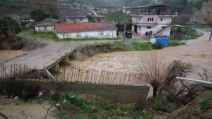 Aydın'da derenin taşması sonucu 9 ev tahliye edildi