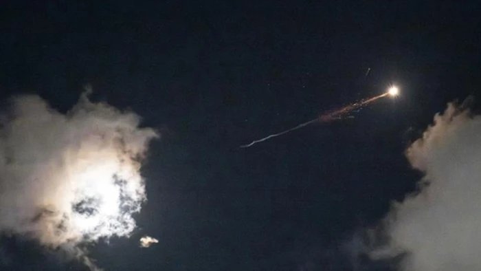 BAE: İran'dan atılan 9 balistik f&uuml;ze ve 33 insansız hava aracını engelledik