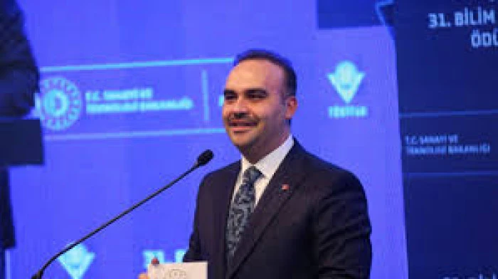 Bakan Kacır, bilim olimpiyatlarında madalya ve ödül kazanan öğrencileri kutladı