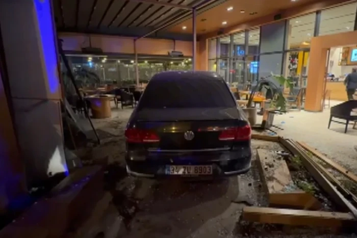 Bakırk&ouml;y'de otomobilin kafeye girdiği kazada 6 kişi yaralandı