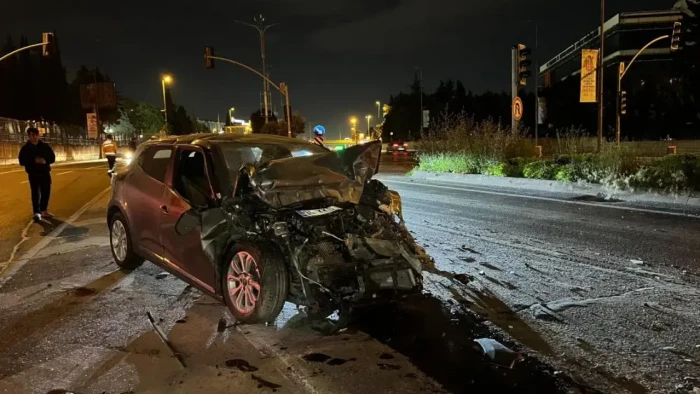 Bakırk&ouml;y'de tıra &ccedil;arpan otomobilin s&uuml;r&uuml;c&uuml;s&uuml; yaralandı