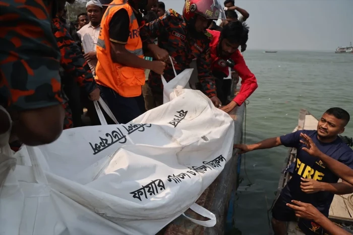 Bangladeş'te Padma Nehri'ne d&uuml;şen otob&uuml;steki 40 kişiden 26'sının cansız bedenine ulaşıldı