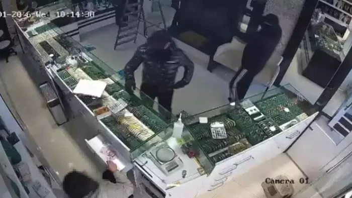 Başakşehir'de bir kuyumcudaki silahlı soygun girişimi kamerada