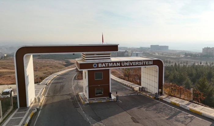 Batman &Uuml;niversitesi kamp&uuml;s&uuml;ndeki iki su kuyusunun enerjisi g&uuml;neşten karşılanıyor