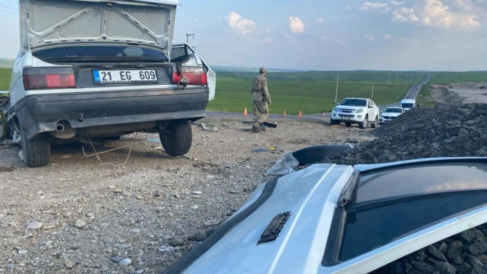 Batman'da kamyon ile otomobilin &ccedil;arpıştığı kazada 1 kişi &ouml;ld&uuml;, 2 kişi yaralandı