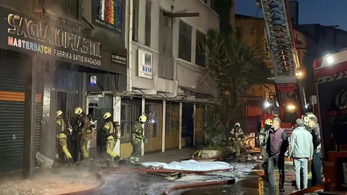 Bayrampaşa'da 5 katlı iş yerinde &ccedil;ıkan yangın s&ouml;nd&uuml;r&uuml;ld&uuml;
