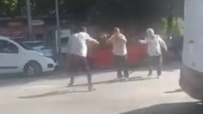 Bayrampaşa'da kavgayı ayırmaya &ccedil;alışan esnaf kurşunun isabet etmesi sonucu &ouml;ld&uuml;