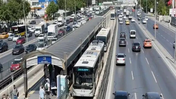 Beylikd&uuml;z&uuml;'nde metrob&uuml;s durağında bir kişinin &ouml;ld&uuml;r&uuml;lmesine ilişkin bir ş&uuml;pheli tutuklandı