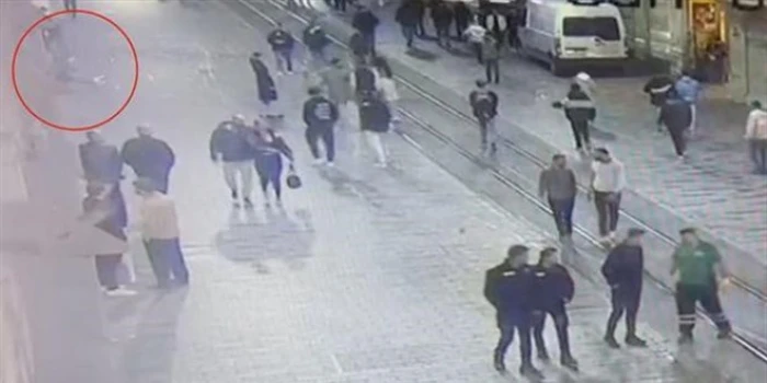 Beyoğlu'nda uyuyan kişinin cep telefonu &ccedil;alan zanlı su&ccedil;&uuml;st&uuml; yakalandı