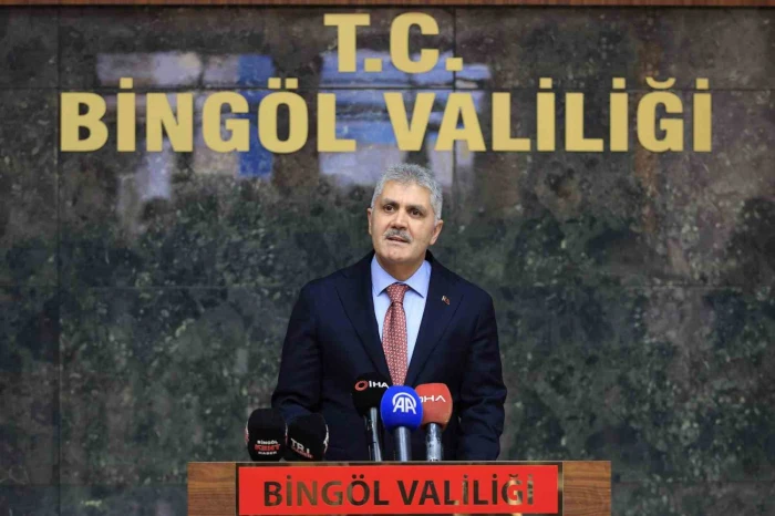 Bing&ouml;l Valiliğine atanan Cahit &Ccedil;elik g&ouml;revine başladı