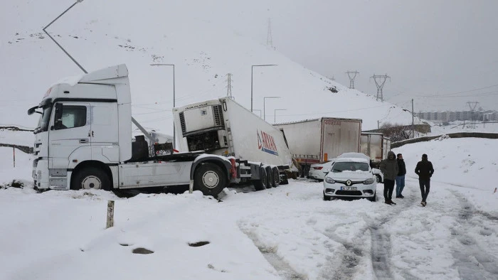 Bitlis'te otomobil ile kamyonet &ccedil;arpıştı, 7 kişi yaralandı