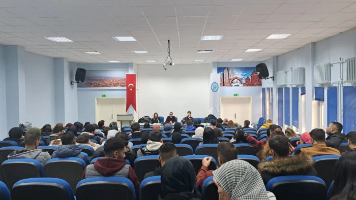 Bitlis'te &uuml;niversite &ouml;ğrencilerine bağımlılıkla m&uuml;cadele eğitimi verildi