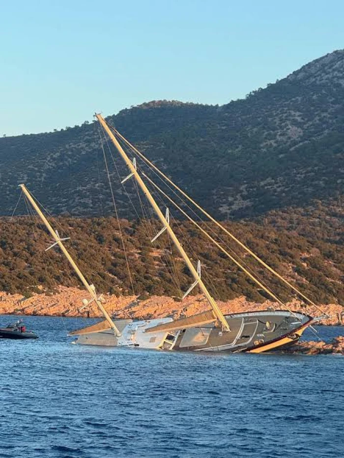 Bodrum'da kayalıklara &ccedil;arpan gulet yan yattı