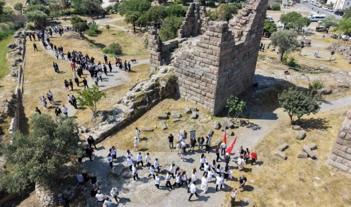 Bodrum'da "Turizm Haftası" kapsamında Antik Halikarnassos Surları'nda y&uuml;r&uuml;y&uuml;ş yapıldı
