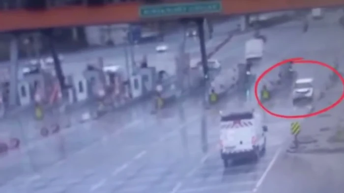 Bursa'da otoyol gişesinden ters istikamette ge&ccedil;en s&uuml;r&uuml;c&uuml;ye idari işlem uygulandı