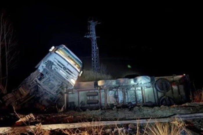 Bursa'da tırın emniyet şeridindeki ara&ccedil;lara &ccedil;arptığı kazada 4 kişi yaralandı