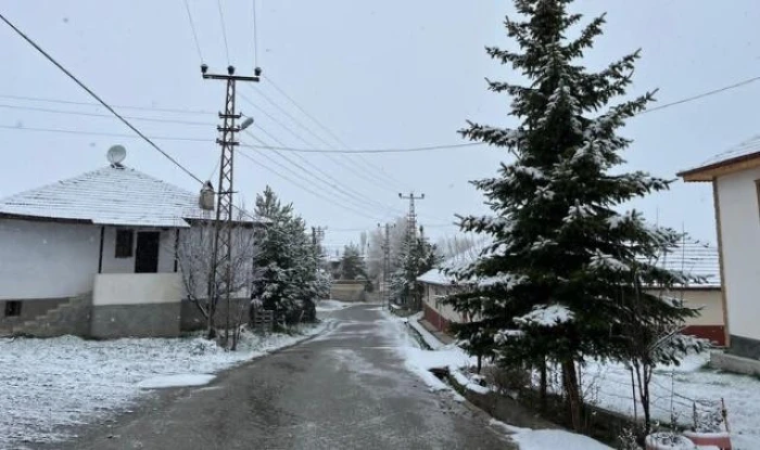 &Ccedil;ankırı'nın y&uuml;ksek kesimlerine nisan ayının sonlarında kar yağdı