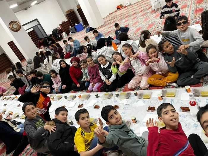 &Ccedil;ocuklar cami adabını kendileri i&ccedil;in kurulan iftar sofrasında &ouml;ğreniyor