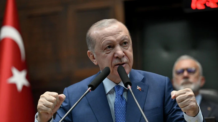 Cumhurbaşkanı Erdoğan: "Her kim olursa olsun milletin emanetini ganimet olarak g&ouml;renlerle hukuk ve yasalar &ccedil;er&ccedil;evesinde m&uuml;cadele etmek bizlerin boynunun borcudur"
