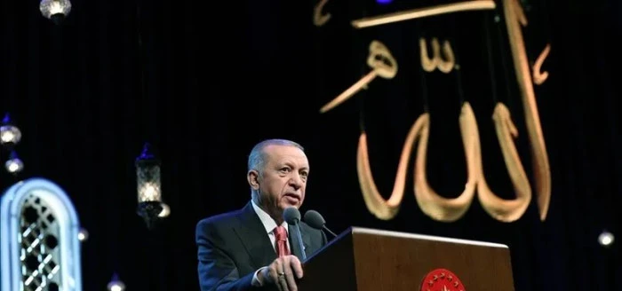 Cumhurbaşkanı Erdoğan: "M&uuml;sl&uuml;manlar olarak tefrikayı, nifak ve husumeti yersiz ve zamansız tartışmaları bir kenara bırakmak, yekv&uuml;cut olmak mecburiyetindeyiz"