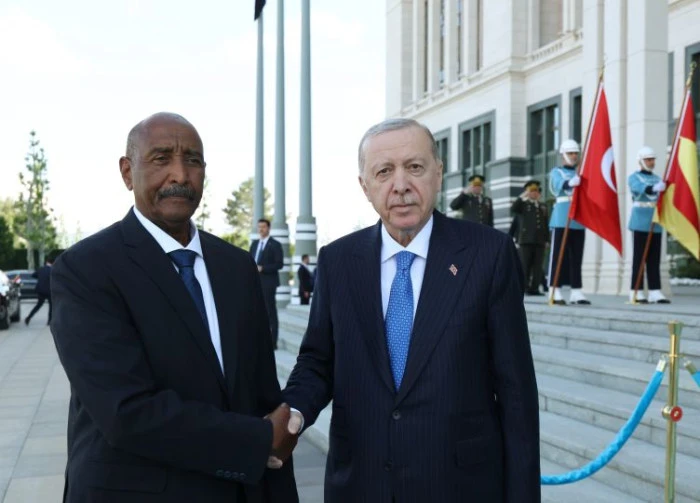 Cumhurbaşkanı Erdoğan'ın Sudan Egemenlik Konseyi Başkanı Burhan ile g&ouml;r&uuml;şmesinde, ikili ilişkiler başta olmak &uuml;zere, b&ouml;lgesel konular ele alındı