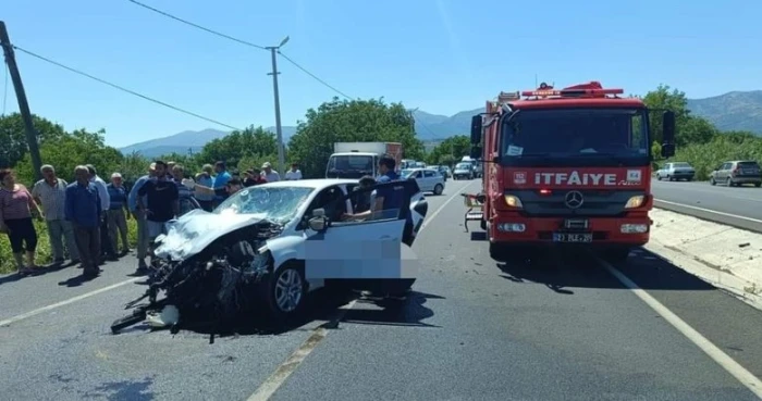 Denizli'de 2 otomobilin &ccedil;arpıştığı kazada 5 kişi yaralandı