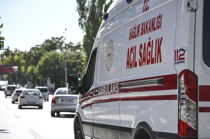 Denizli'de trafikte fermuar sistemiyle ambulansa yol verilmesi kamerada