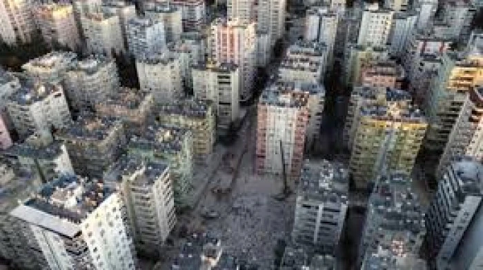 Depremde 96 kişinin öldüğü apartmanla ilgili 7 eski kamu görevlisi hakim karşısında