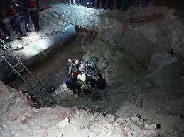 Diyarbakır'da düştüğü çukurda sıkışan kız çocuğu kurtarıldı