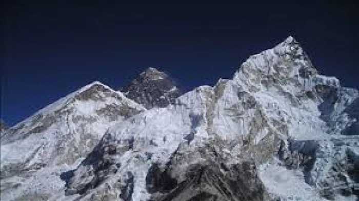 Dünyanın en yüksek zirvesi Everest'e ilk tırmanışın 72. yıl dönümü kutlanıyor