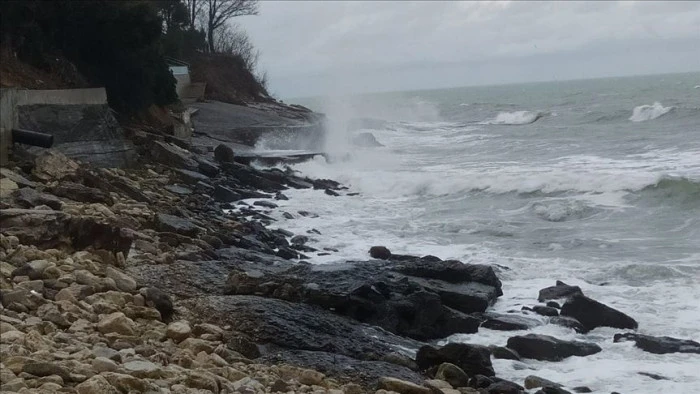 Düzce'de kuvvetli rüzgar nedeniyle dalga boyu yükseldi