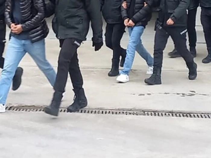 D&uuml;zce'de nitelikli dolandırıcılık operasyonunda yakalanan 21 zanlıdan 9'u tutuklandı