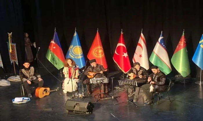 D&Uuml;ZELTME - Eskişehir'de "D&uuml;nya T&uuml;rk Dili Ailesi G&uuml;n&uuml; programı d&uuml;zenlendi" başlıklı haberimizde sehven yer alan "T&uuml;rk D&uuml;nyası Vakfı Genel Sekreteri Mustafa Fıratlı" ifadesi "T&uuml;rk D&uuml;nyası Vakfı Genel Sekreteri G&ouml;kmen Aktuğ" olarak d&uuml;zeltilmiştir.