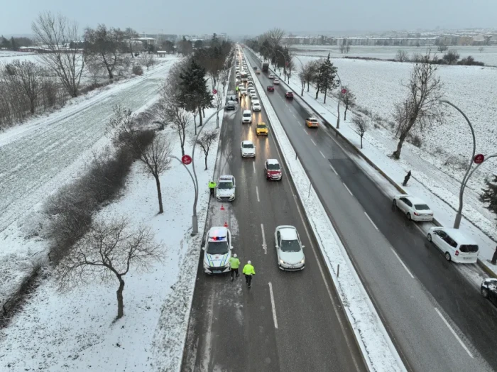 Edirne'de kar ve buzlanma zincirleme trafik kazalarına neden oldu