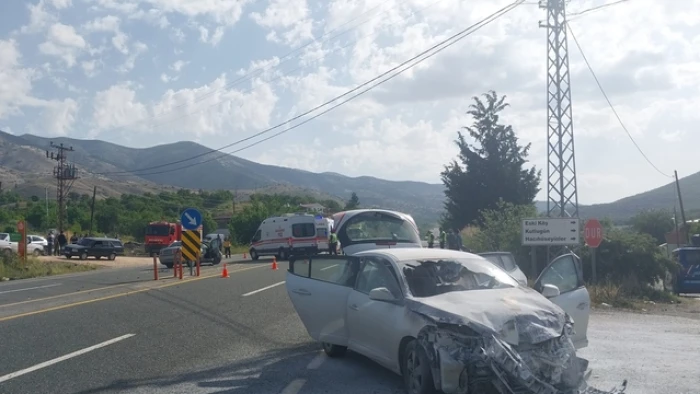 Elazığ'da iki otomobilin &ccedil;arpıştığı kazada 1 kişi &ouml;ld&uuml;, 1 kişi yaralandı