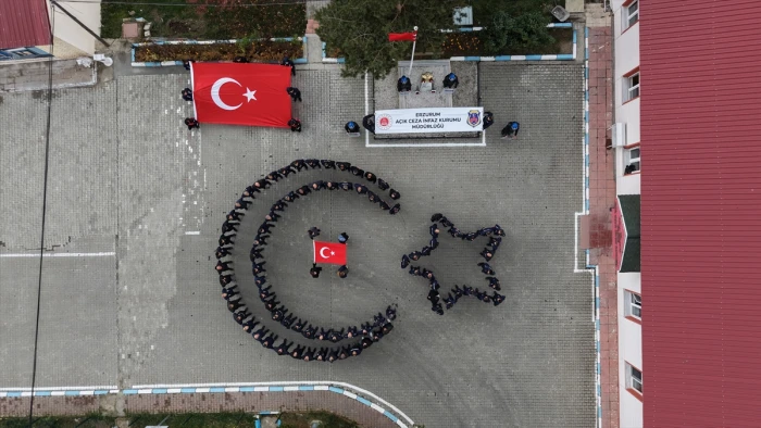 Erzurum'da cezaevi personelinden Cumhuriyet'in 103. yılına &ouml;zel koreografi g&ouml;sterisi