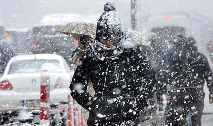Erzurum'da kar nedeniyle hamile ve engelli kamu personeli bir g&uuml;n izinli olacak