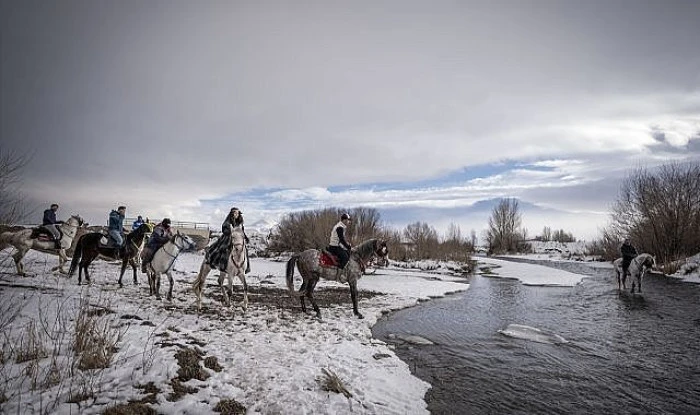 Erzurum'da kar ve buzda atlı safari keyfi