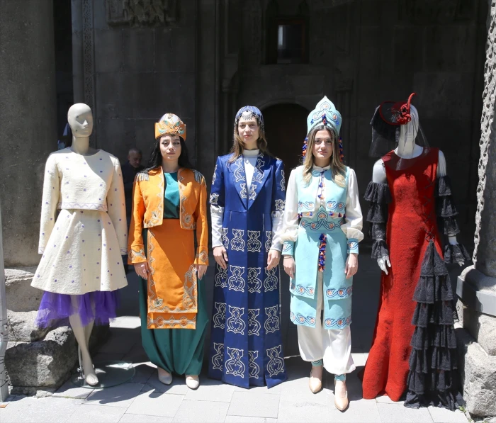 Erzurum'da usta &ouml;ğreticiler eserlerini tarihi &Ccedil;ifte Minareli Medrese'de sergiledi
