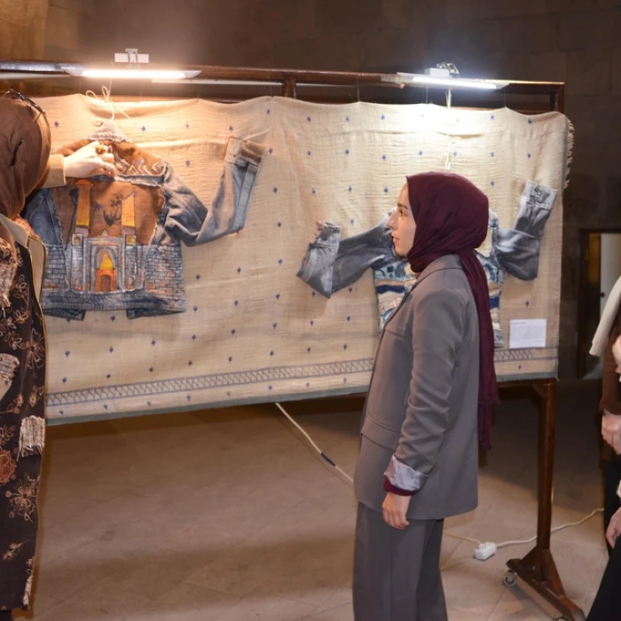 Erzurum'un simgelerini eski ceketlere işleyip tekstilde s&uuml;rd&uuml;r&uuml;lebilirlik mesajı veriyorlar