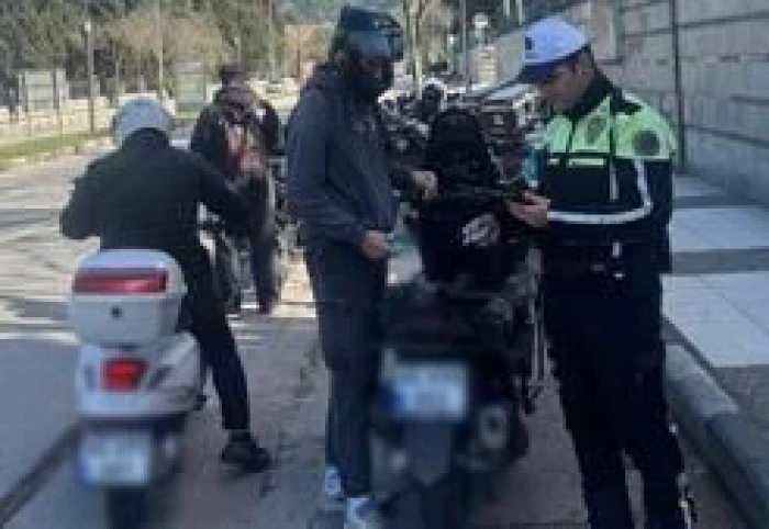 Esenler'de motosikletiyle akrobatik hareketler yapan s&uuml;r&uuml;c&uuml;ye ceza