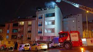 Esenyurt'ta 5 katlı binada çıkan yangına ekiplerce müdahale ediliyor