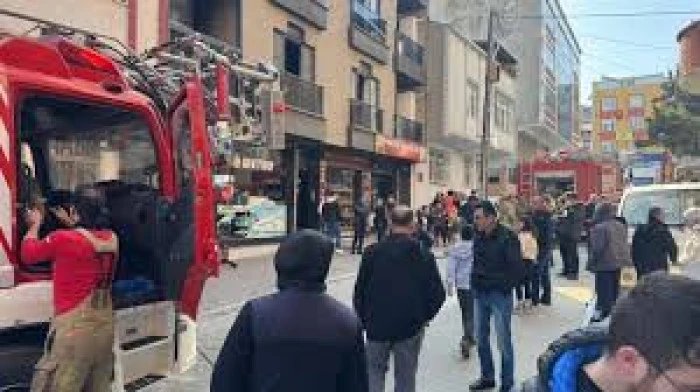 Esenyurt'ta apartman dairesinde çıkan yangın söndürüldü