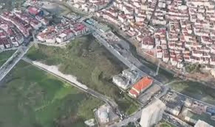 Esenyurt'ta boş arazide uyuşturucu kullandığı dronla tespit edilen şüpheli yakalandı